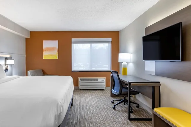 غرفة قياسية بسرير كينج، Comfort Inn Paramus - Hackensack 2/4