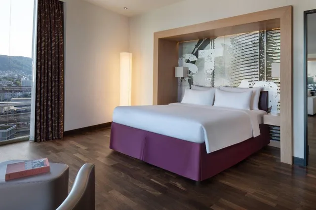 جناح رئاسي بسرير كينج بغرفة نوم واحدة مع أريكة بحوض استحمام مع دخول صالة النادي، RENAISSANCE ZURICH TOWER HOTEL 2/5