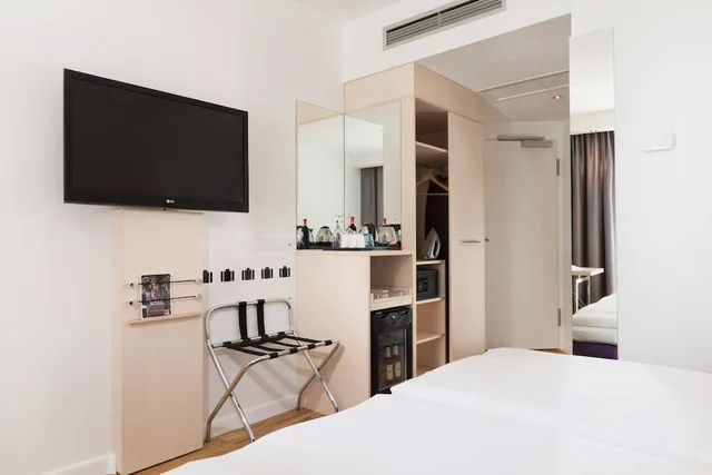 Superior, Twin Beds, Balcony, Scandic Berlin Kurfurstendamm 7/10
