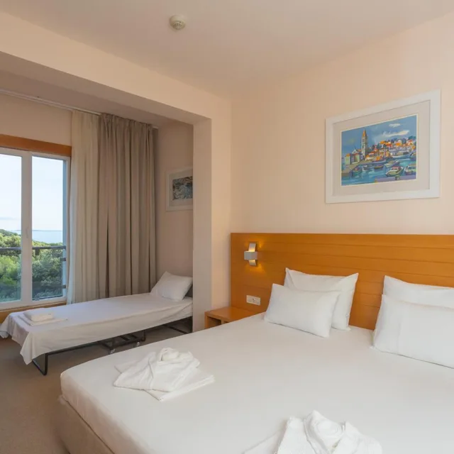 Comfort, Double Bed, with Extra Bed, Side Sea View، Family Hotel La Luna – All inclusive 3/7
