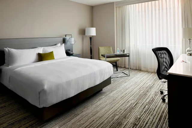 Room, King Bed, Accessible, Columbus Marriott Northwest 2/7