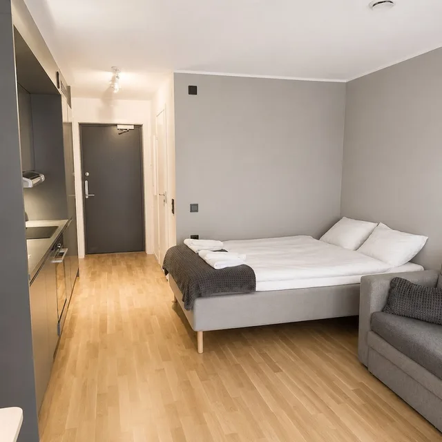 غرفة قياسية ثلاثية بسرير كوين وسرير فردي، HOOM Home & Hotel Sollentuna 1/3
