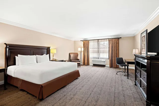غرفة قياسية بسرير كينج لذوي الإعاقة، Best Western Ontario Mills 1/4