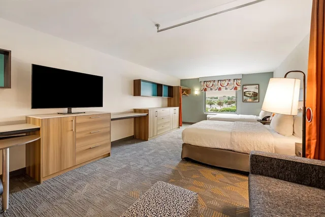 استوديو بسرير كينج بحوض استحمام لذوي الإعاقة، Home2 Suites by Hilton Madison East, WI 8/10
