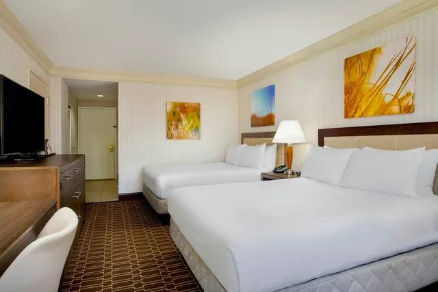 غرفة بسريرين كوين بحوض استحمام لذوي الإعاقة، Hilton Jackson 1/3