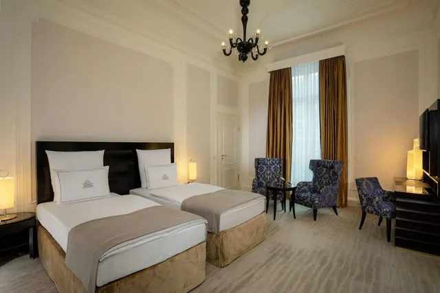 جناح ديلوكس بسريرين منفصلين بإطلالة على البحيرة بغرفة نوم واحدة، Hotel Atlantic Hamburg, Autograph Collection 1/2