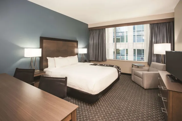 جناح بسرير كينج وسرير كوين بغرفة نوم واحدة مع سرير سحّاب إضافي، La Quinta Inn Suites By Wyndham Chicago Downtown 3/10