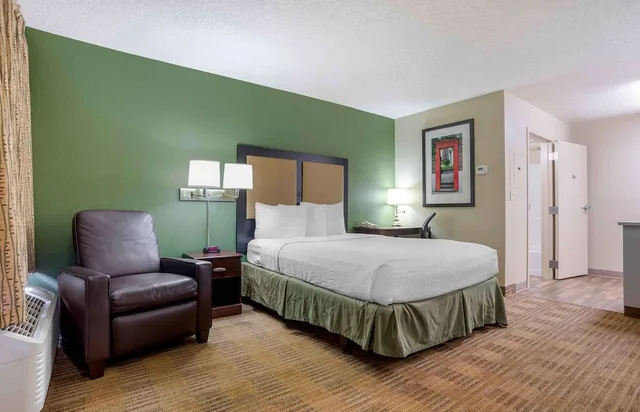استوديو بسرير كوين، Studio 6 Extended stay Huntsville, AL - US Space & Rocket Center 2/6