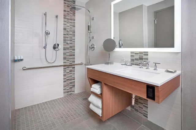 غرفة تقليدية بسرير كينج وسريرين كوين، The Westin Calgary Airport 10/10