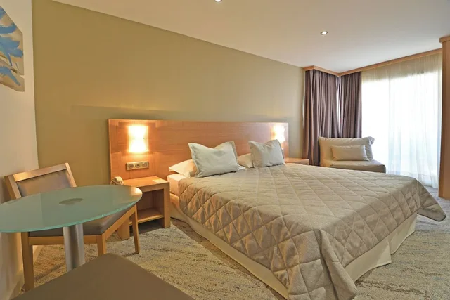 غرفة كومفورت ثلاثية بسرير مزدوج وسرير فردي، Hotel Le Rocher 4/9