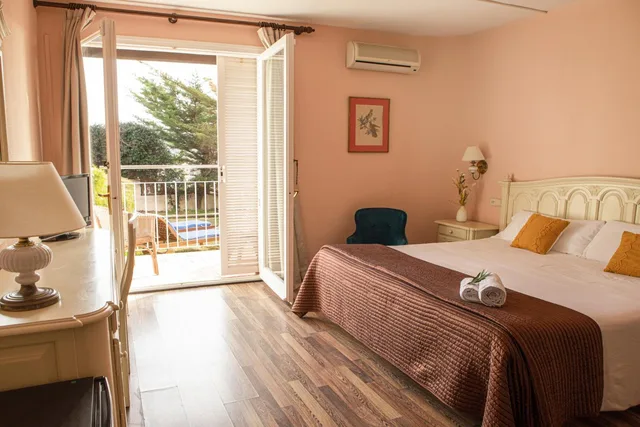 غرفة بسرير مزدوج أو سريرين منفصلين، Hotel Roger de Flor by Seleqtta 2/6