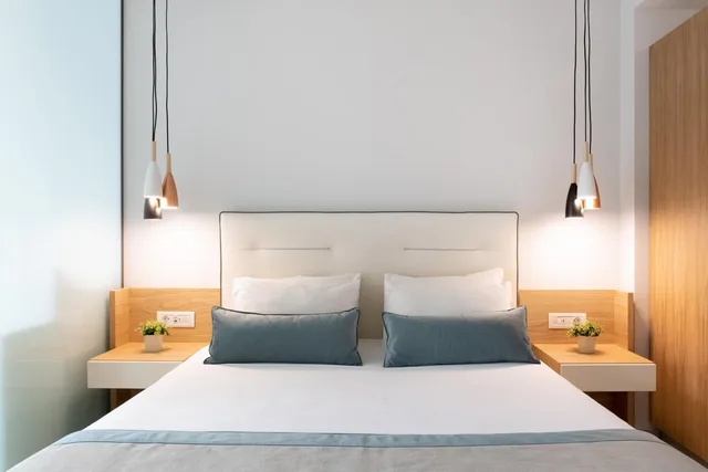 جناح جونيور، Simeon Hotel 3/6