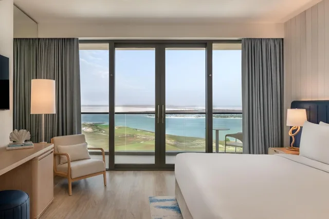 جناح بسرير كينج بإطلالة على البحر بشرفة بغرفة نوم واحدة مع أريكة، Crowne Plaza Abu Dhabi Yas Island 1/2