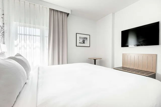 غرفة بسرير كينج لذوي الإعاقة، Doubletree By Hilton Quebec Resort 1/7