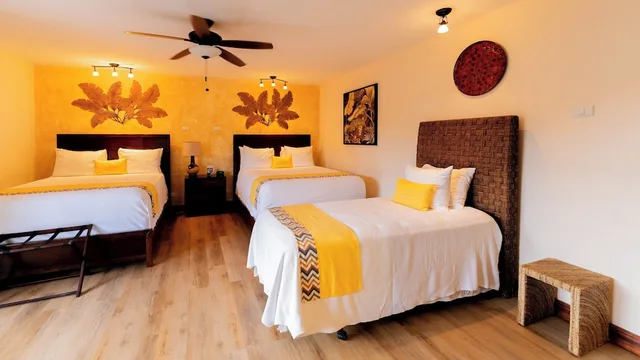 Junior Suite, Family, 1 Single and 2 Queen Beds، Buena Vista 5/10