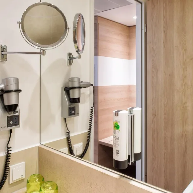 غرفة قياسية بسرير كينج وسرير كوين، Holiday Inn Frankfurt Airport 10/10