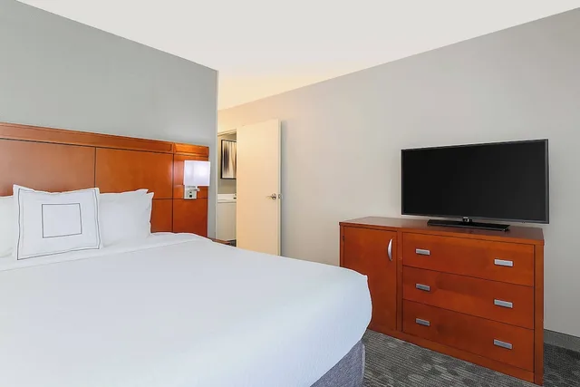 جناح بسرير كينج بشرفة مع أريكة، Courtyard by Marriott Monroe 1/3