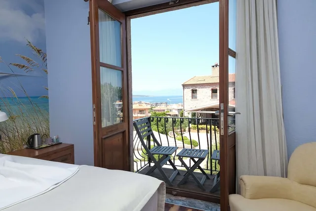 غرفة بسريرين منفصلين بإطلالة على البحر بشرفة، Cunda Labris Hotel 4/4
