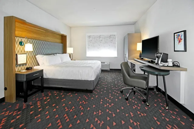 غرفة قياسية بسرير فردي، Holiday Inn & Suites Calgary Airport North 1/7
