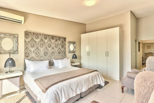 3 Bedrooms, Luxury, Apartment, King Bed, 1 Queen and 1 Single Bed, Courtyard View, 2 Bathrooms، Heritage Square Apartments 1/4