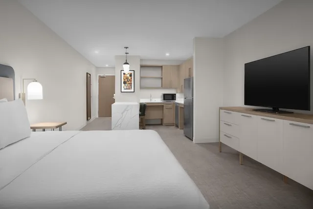 جناح بسرير كينج بمطبخ لذوي الإعاقة، Holiday Inn Hotel And Suites 3/4