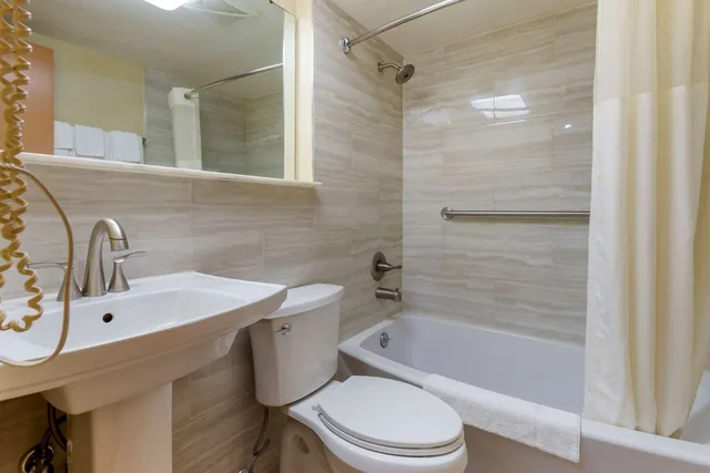 Suite, King Bed, Accessible, Rodeway Inn & Suites New Paltz - Hudson Valley 3/3