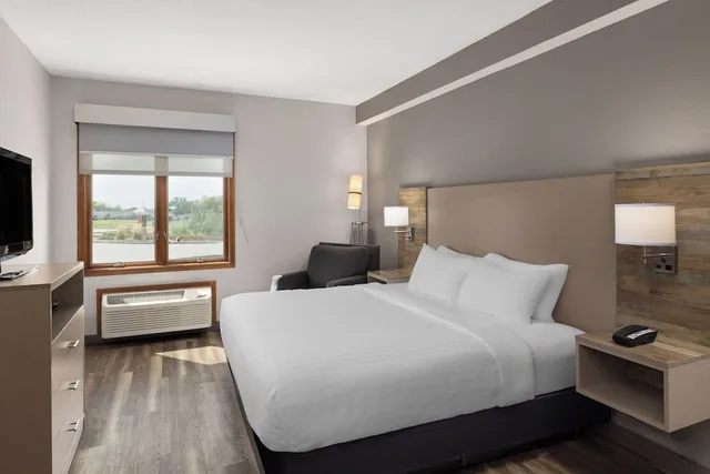 1 Bedroom, Efficiency, Deluxe, Suite, King Bed، Links Bos Landen Hotel & Spa of Pella, Trademark by Wyndham 1/3