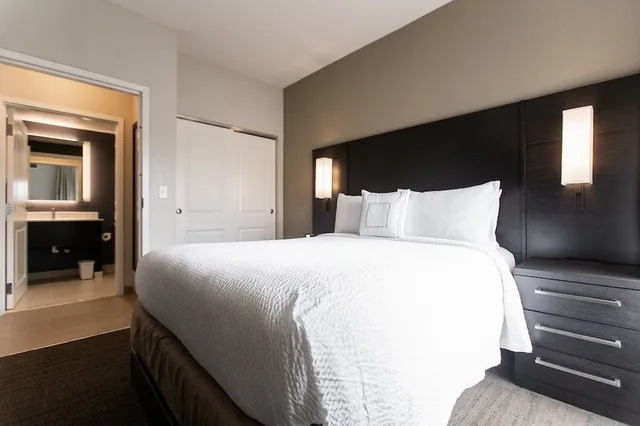استوديو بسرير كينج مع أريكة لذوي الإعاقة، Residence Inn Tulsa Midtown 2/9
