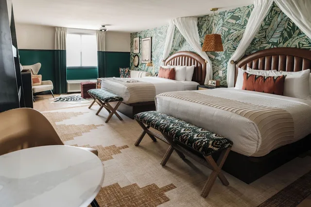 Escape, 2 Queen Beds، Tidewater Inn 3/4