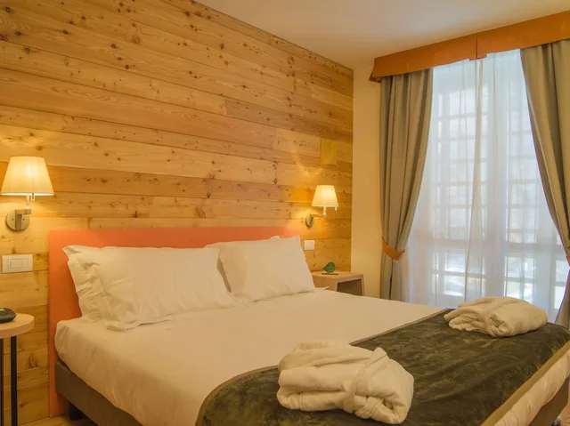 غرفة ديلوكس بسرير كوين مع أريكة، Alagna Experience Resort 1/3