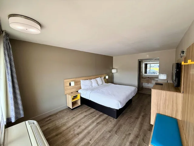 Room, King Bed, Smoking, Days Inn By Wyndham Ruther Glen Kings Dominion Area 2/4