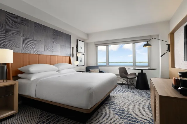 Club, King Bed, Bay View، Sheraton Erie Bayfront Hotel 1/5