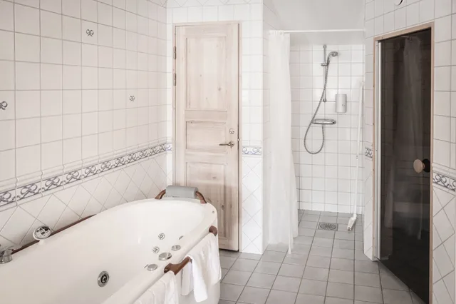 Suite, Double Bed, Lake View, Klockargarden Hotell 2/3
