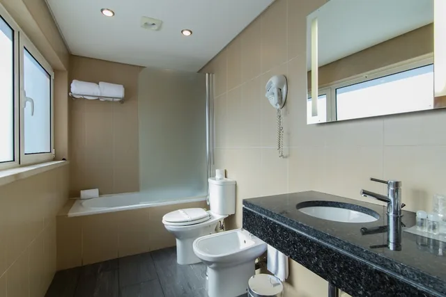 جناح بسرير مزدوج وسرير فردي بإطلالة على البحر، Hotel Quarteira Sol 3/4