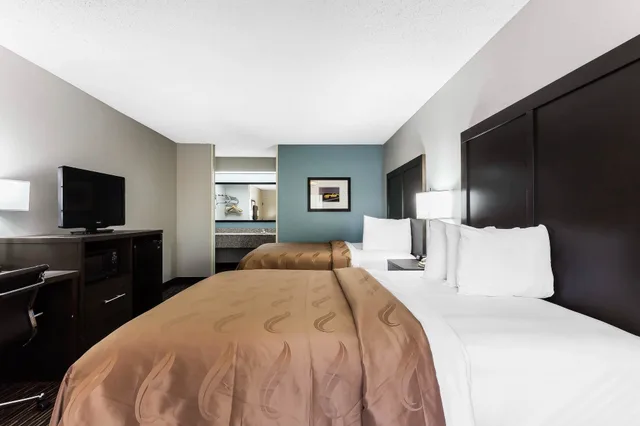 غرفة قياسية بسريرين كوين، Quality Inn & Suites Mooresville-Lake Norman 4/6