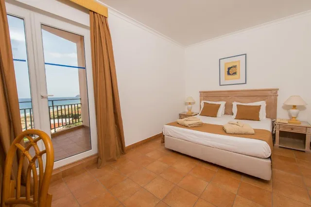 جناح، Vila Baleira Porto Santo 2/4