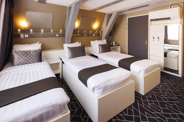 غرفة عائلية، Hotel CC 1/3