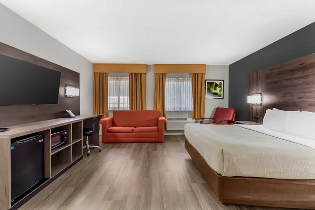 Room, King Bed, Sofa, Quality Inn & Suites Raleigh Durham Airport 1/9