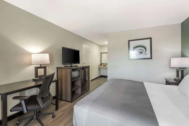 غرفة قياسية بسرير كينج، Quality Inn & Suites Santee I-95 4/7