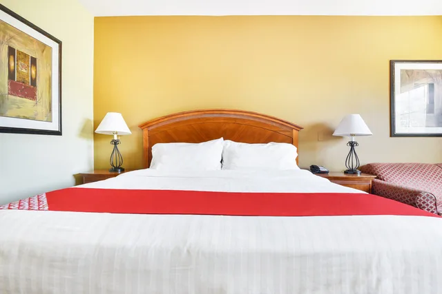 غرفة بسرير كينج، Oyo Townhouse Oklahoma City Airport 3/7