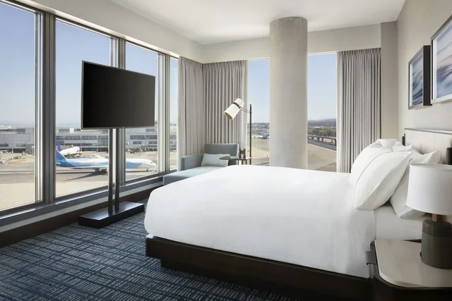 جناح ركني بسرير كينج، Grand Hyatt At Sfo 1/3