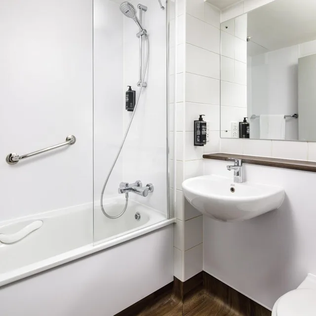 غرفة قياسية بسرير فردي وثلاثة أسرّة، ibis budget London Heathrow Central 4/8
