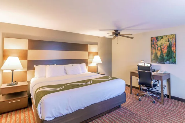 غرفة بسرير كينج، Quality Inn near Rocky Mountain National Park 2/2