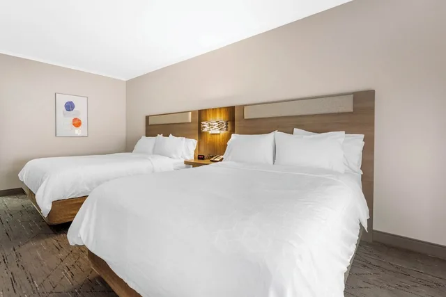 غرفة قياسية بسريرين كوين، Holiday Inn Express Breezewood 2/7