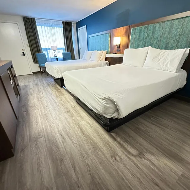 Drive Up, Deluxe, King Bed, 2 Queen Beds، Travelodge by Wyndham Amherst 2/6
