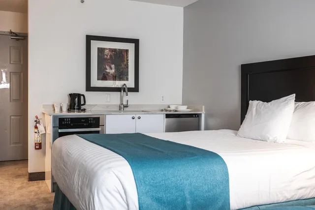 غرفة بسرير كينج وسريرين كوين يُسمح فيها بالحيوانات الأليفة بمطبخ صغير، Ramada By Wyndham Surrey/Langley 2/9