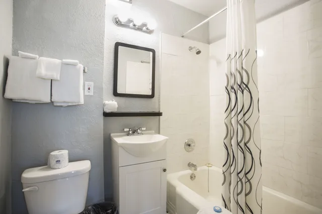 غرفة قياسية بسرير كينج، Avalon Hotel Downtown St Petersburg 6/6