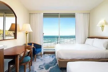 Room, 1 Queen and 1 Single Bed, Low Ocean View، Noahs On The Beach 1/1