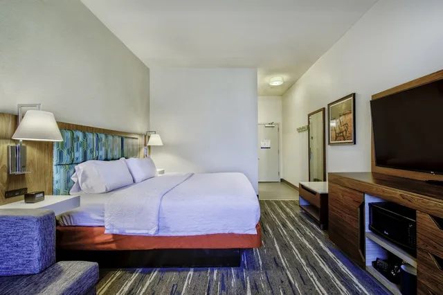 غرفة بسرير كينج مع أريكة، Hampton Inn Cortland 4/7