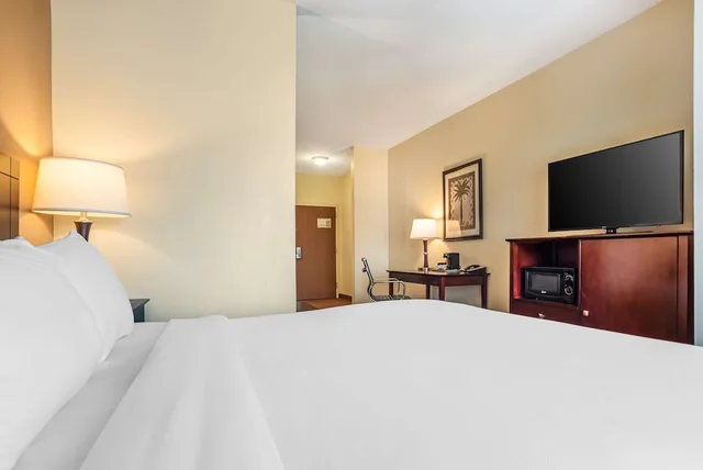 جناح مع أريكة، Comfort Inn & Suites Crestview South 1/4